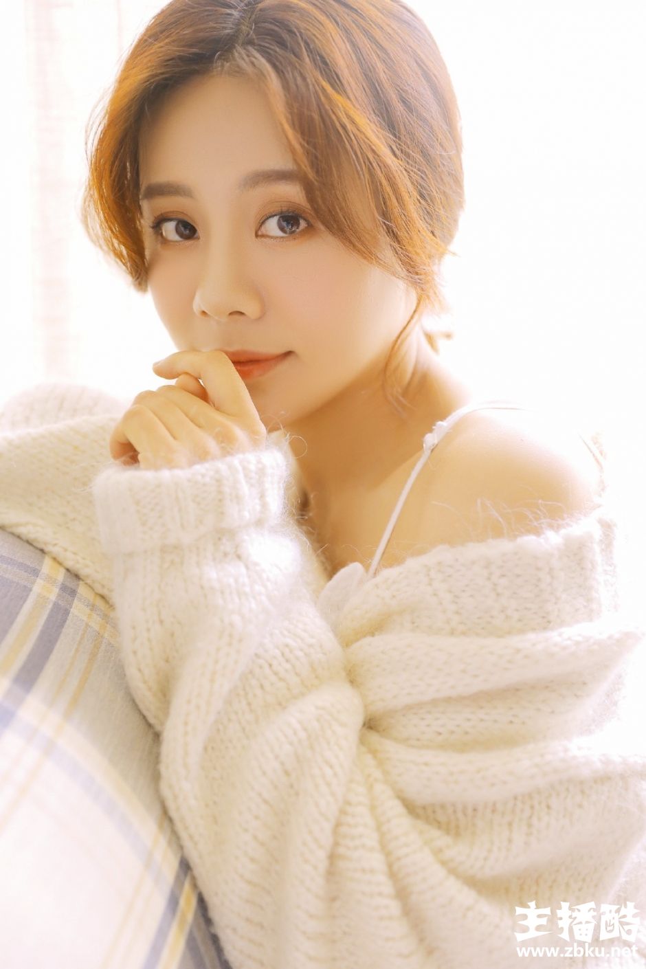高颜值美女低扎马尾气质温柔白色吊带裙小露香肩图片