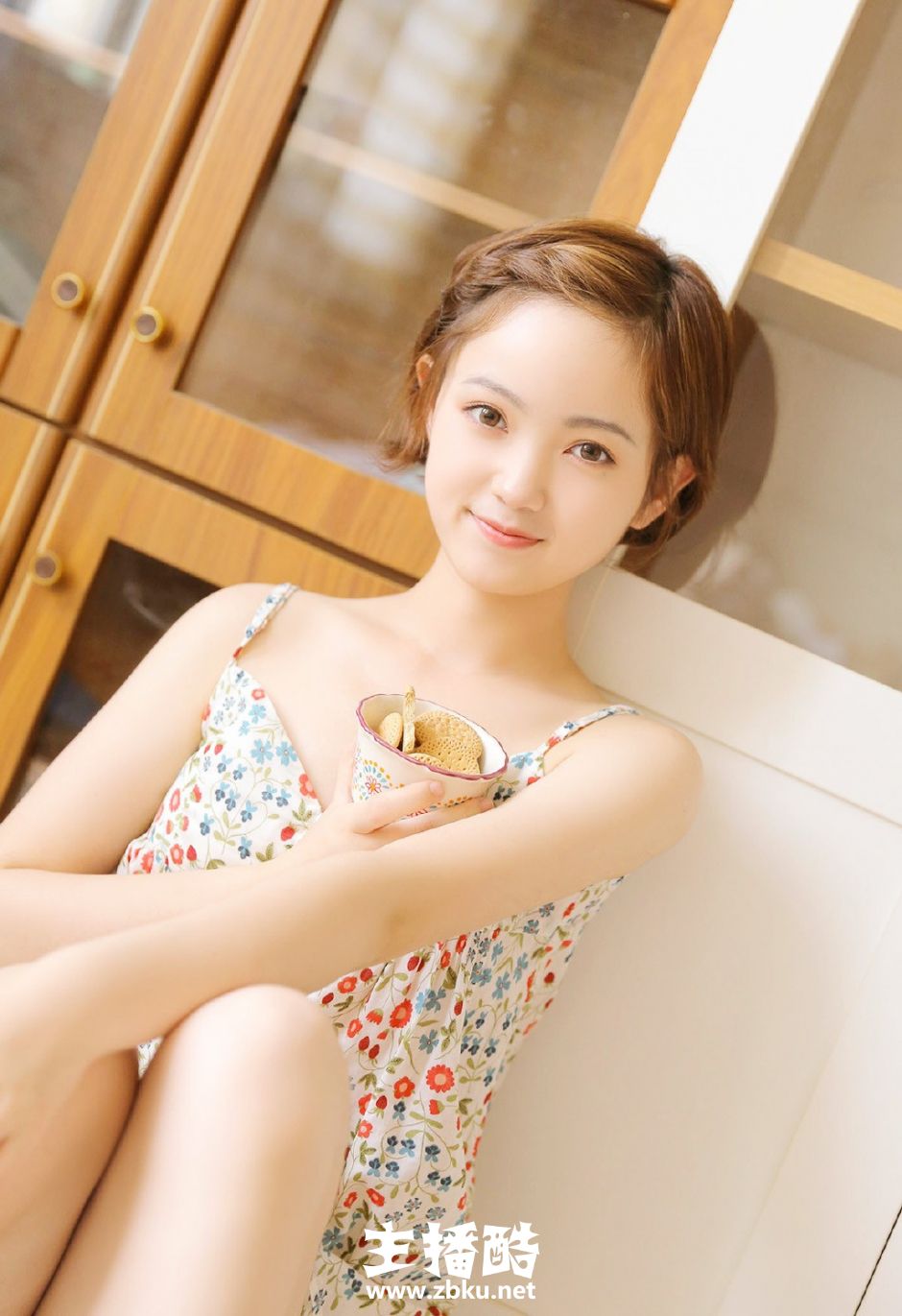 肉嘟嘟包子脸美眉精致编发吊带碎花裙露细白脖颈图片