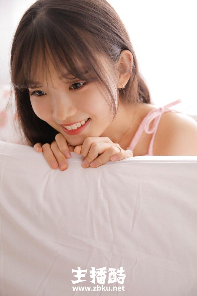 粉色睡衣裙童颜美