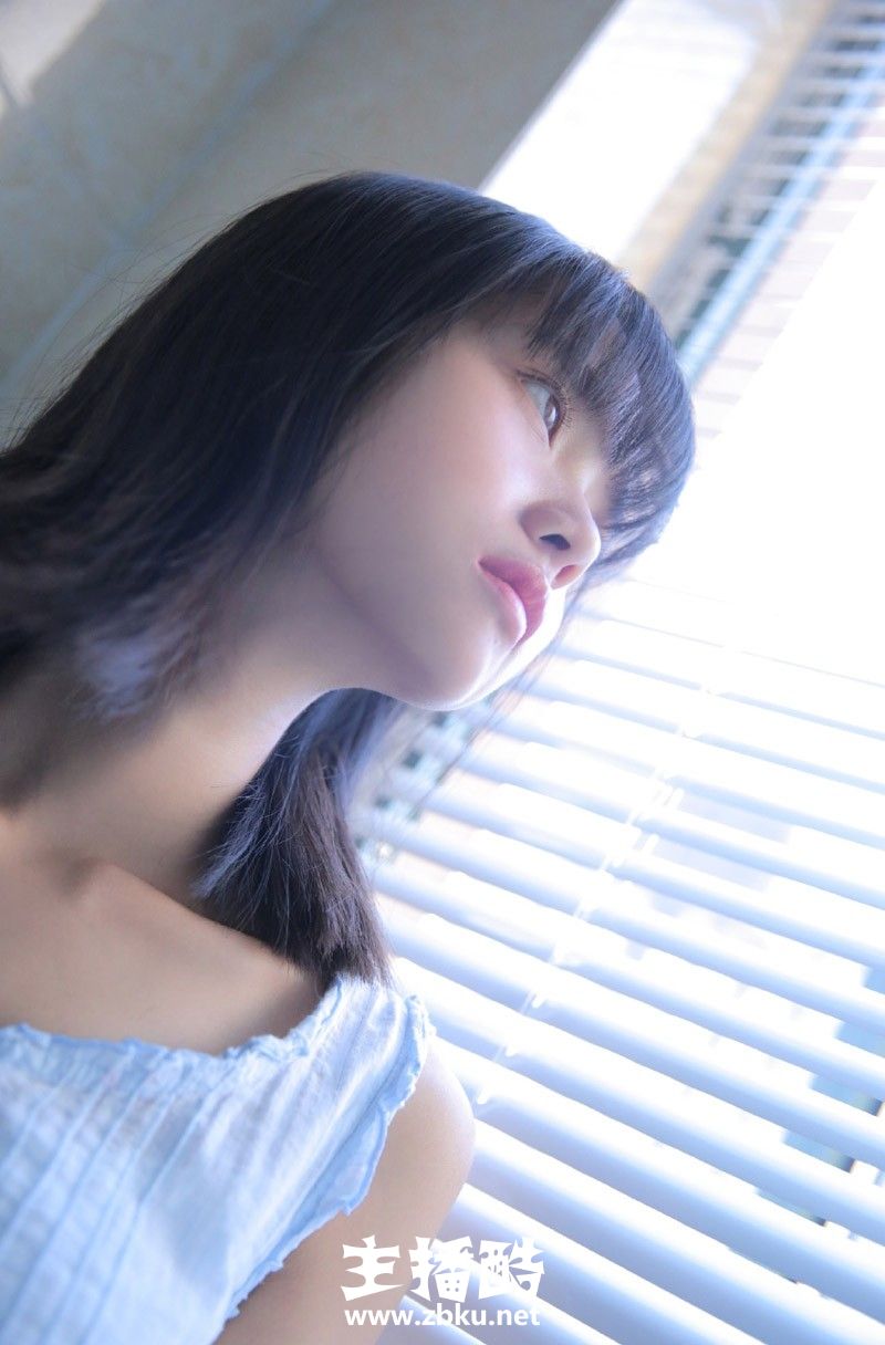90后小清新美女无袖连衣裙五官小巧侧颜精致浴室图片