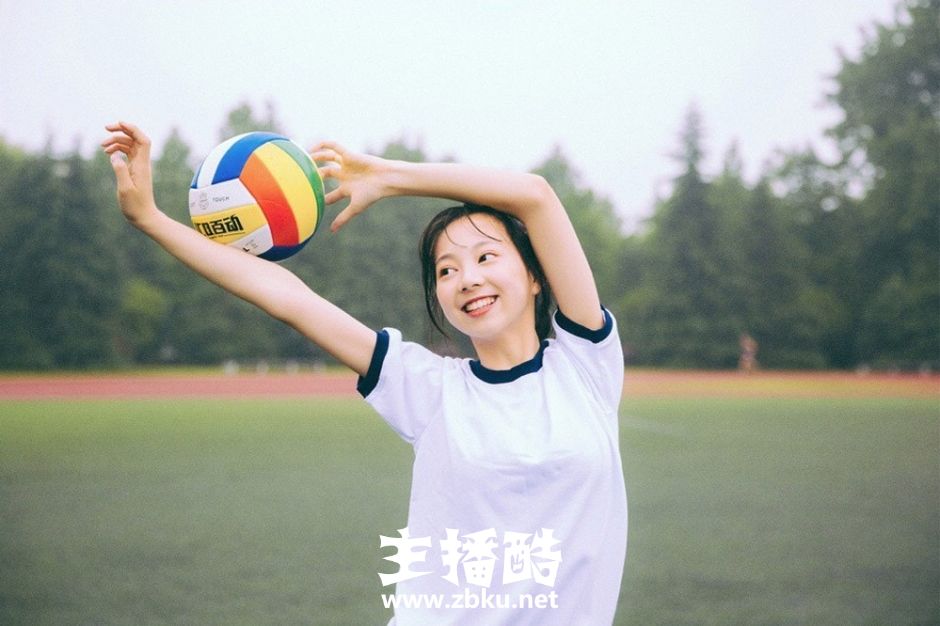 体育型美女高扎麻花辫挤眉弄眼肢体灵活操场运动图片