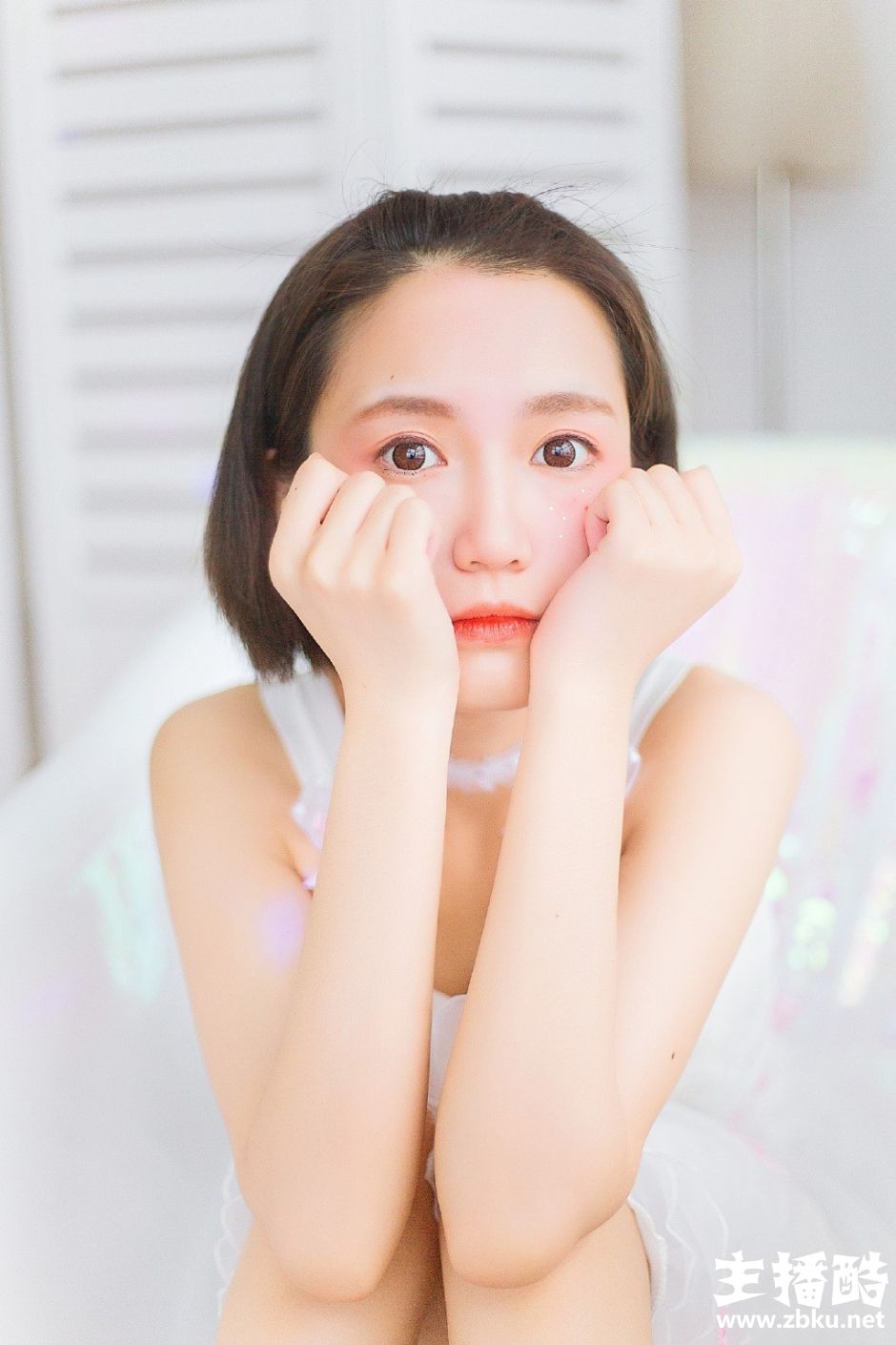 饱满苹果饥俏皮短发小女生蓬蓬白纱裙脸颊白里透红图片