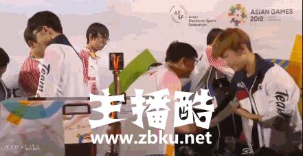 LOL：尊敬强者，小花生赛后握手姿势亮了 网友：又一个Uzi的迷弟