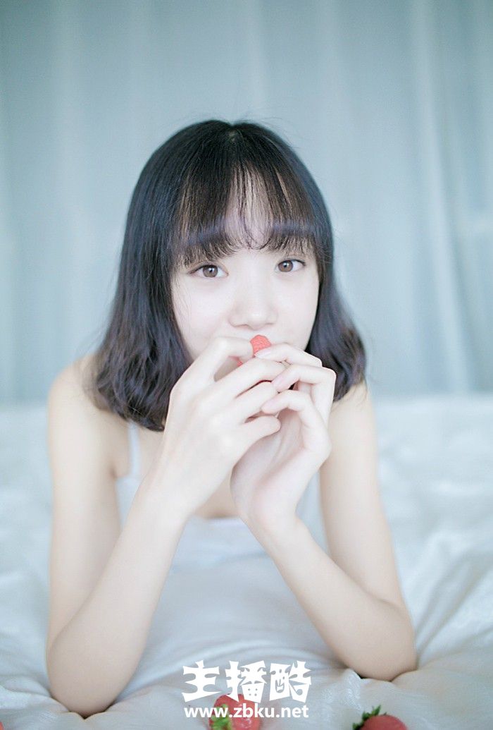 清纯草莓女孩空气刘海五官灵动吊带秀白皙锁骨床上图片