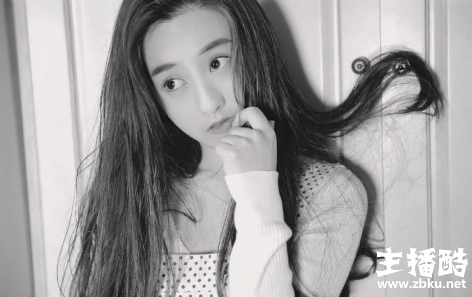 薄嘴唇杏仁眼氧气美女柔顺直发零瑕疵毛孔皮肤细腻图片