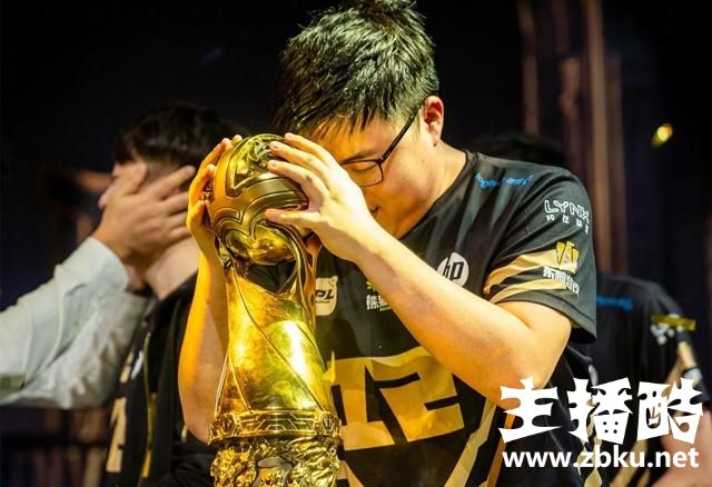 NB官博又双叒叕现身为Uzi道贺，一句“恭喜你”让众主播新闻网家泪目！