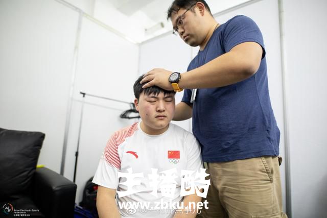 LOL：中国队让一追二晋级决赛，Uzi赛后一幕让无数粉丝泪目！