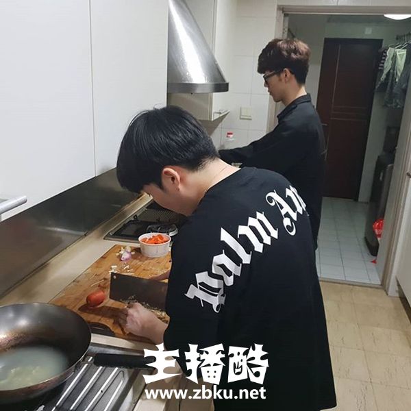 Rookie与TheShy下厨做饭 动刀切菜却引粉丝胆战心惊
