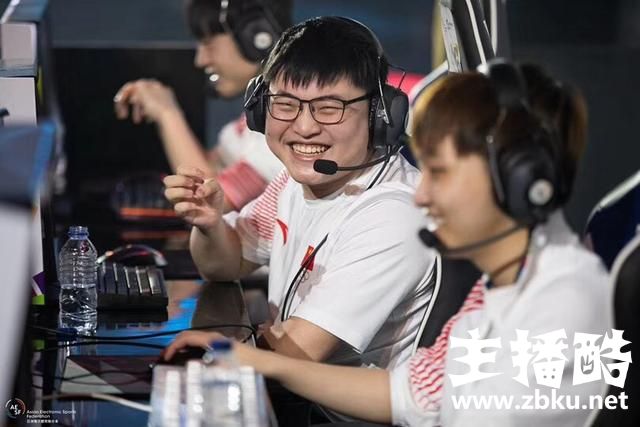 Joker：其实现在Uzi和微笑没什么好比的，无论从哪方面都完美超越