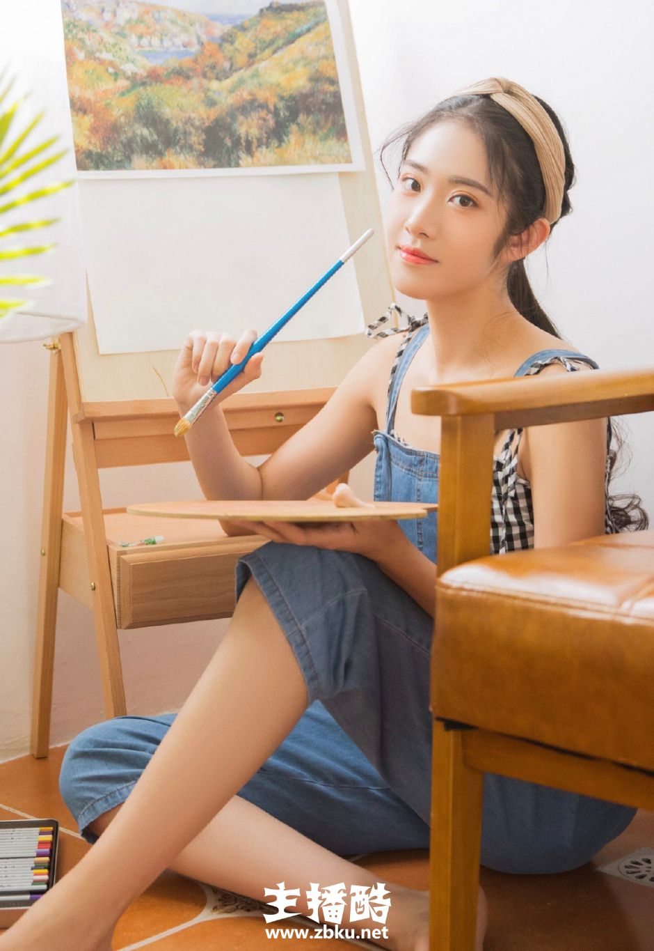 森女系美女低扎马尾牛仔背带裤长相端庄小清新气质图片